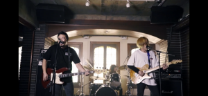 ロズベリーカフェ3階ホールを使って撮影されたALLROUNDのMV